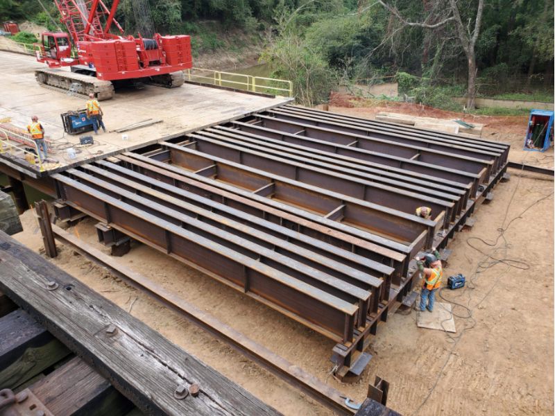 mid-city-steel-capabilities-and-proficiencies-bnsf-easton-tx-bridge-workers-building-foundation-800x600