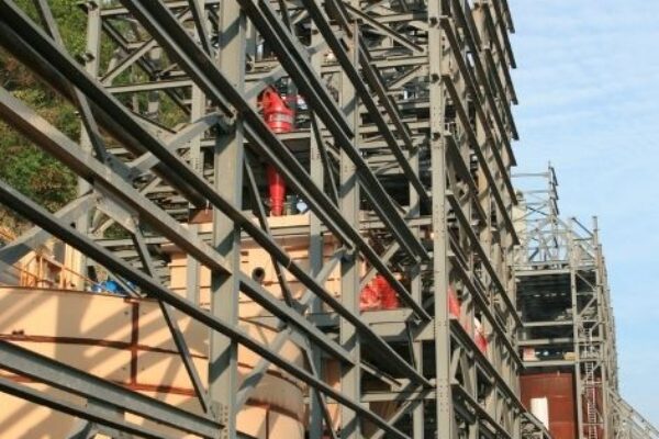 mid-city-steel-pattison-frac-sand-plant-industrial-project-gallery-8 Steel framework of a multi-story building under construction, with workers and equipment visible on the site.